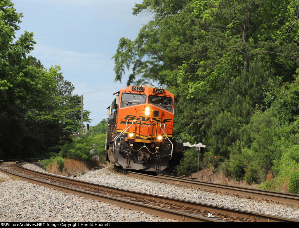 BNSF 7471 leads NS train 350 around the curve at Fetner